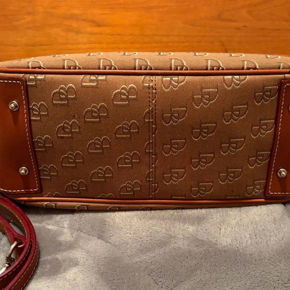 Dooney & Bourke tote/satchel - Picture 3 of 5